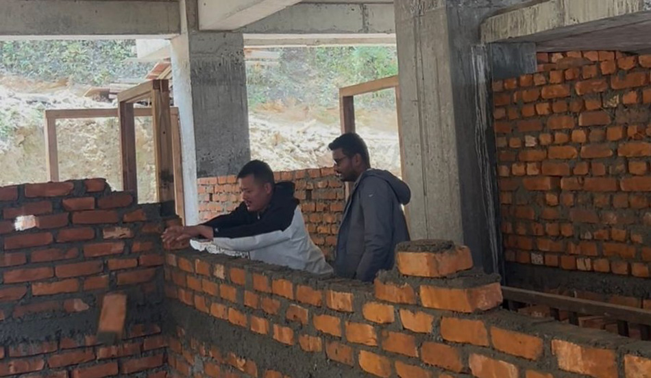 सम्झौता बिपरीतका इँटा प्रयोग गरेपछि प्रशासनिक भवनको पर्खाल भत्काइयो   